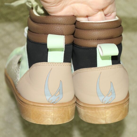 NWOT Star Wars Grogu Men's Sz 10 Green and Tan Mandalorian High Top Sneakers - Picture 5 of 8